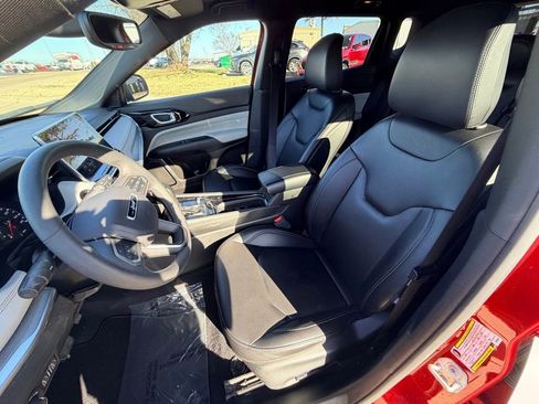 Used 2025 Jeep Compass Limited image 17