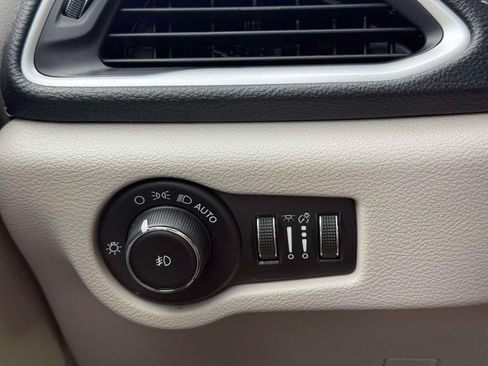 Used 2023 Chrysler Pacifica Touring-L FWD image 22