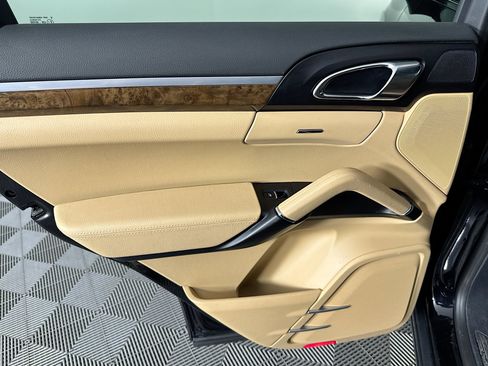 Used 2016 Porsche Cayenne w/ Premium Package image 29