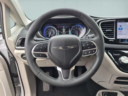Used 2024 Chrysler Pacifica Touring-L FWD image 19