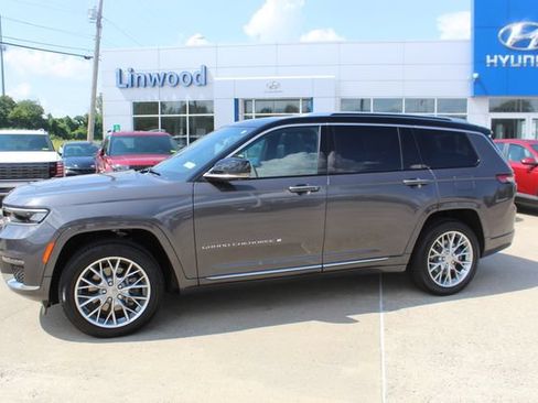 Used 2023 Jeep Grand Cherokee L Summit w/ Luxury Tech Group V AWD/4WD image 2