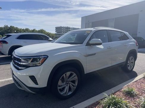 Used 2022 Volkswagen Atlas Cross Sport SE image 2
