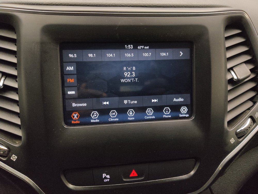 Used 2019 Jeep Cherokee Latitude Plus w/ Cold Weather Group AWD/4WD image 25