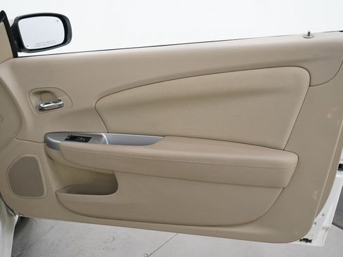 Used 2011 Chrysler 200 Touring FWD image 9