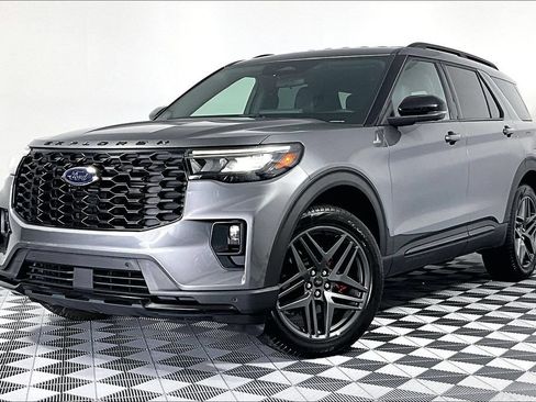 Used 2025 Ford Explorer ST-Line w/ ST-Line Street Pack AWD/4WD image 2