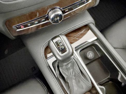 Used 2016 Volvo XC90 T6 Momentum w/ Momentum Plus Package image 60