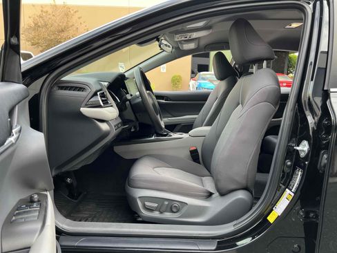 Used 2021 Toyota Camry LE image 4