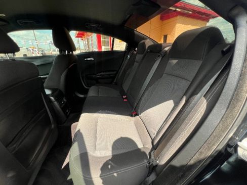 Used 2017 Dodge Charger SE w/ Blacktop Package RWD image 10