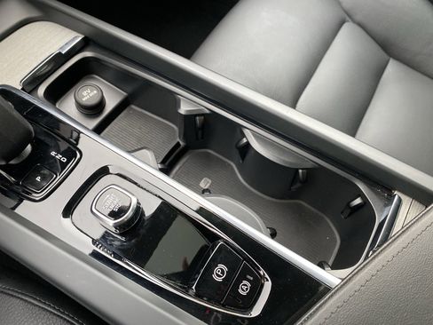 Used 2025 Volvo XC60 B5 Plus image 33