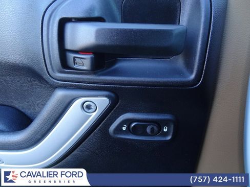 Used 2016 Jeep Wrangler Unlimited Sahara w/ Connectivity Group image 18