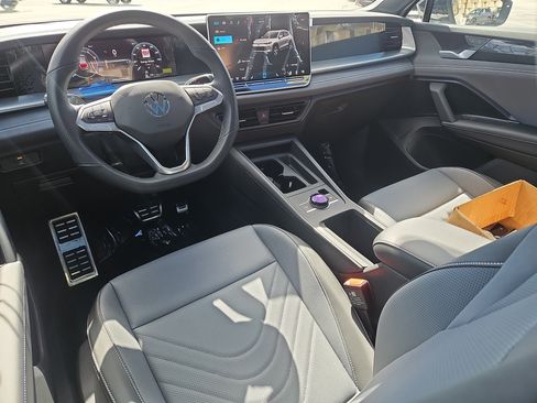 New 2026 Volkswagen Tiguan SE R-Line AWD/4WD image 5