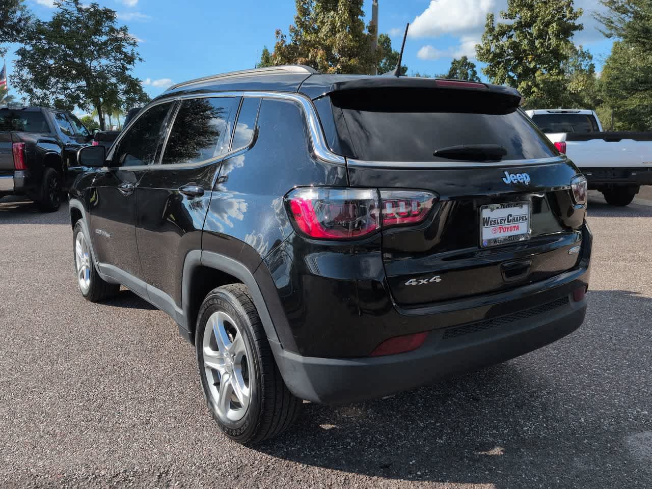 Used 2023 Jeep Compass Latitude w/ Convenience Group AWD/4WD image 4