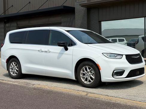 Used 2025 Chrysler Pacifica Select FWD image 3