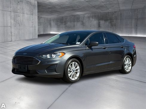 Used 2020 Ford Fusion SE image 2