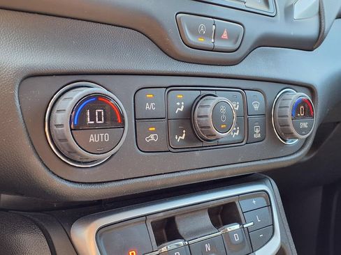 Used 2024 GMC Terrain SLE w/ Driver Convenience Package FWD image 25