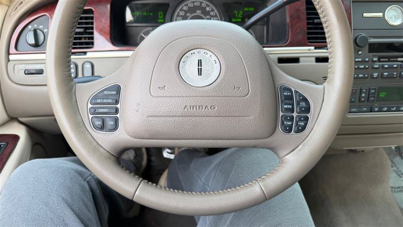 Used 2003 Lincoln Town Car Executive RWD image 31