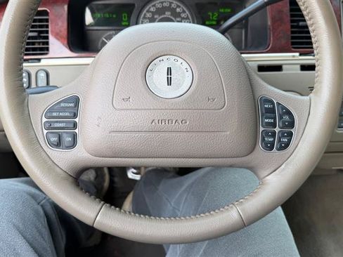 Used 2003 Lincoln Town Car Executive RWD image 31