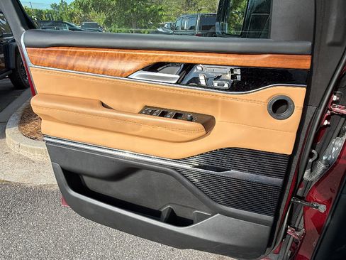 Used 2025 Jeep Grand Wagoneer L Series III AWD/4WD image 14
