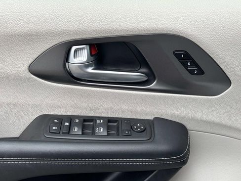 Used 2024 Chrysler Pacifica Touring-L FWD image 21