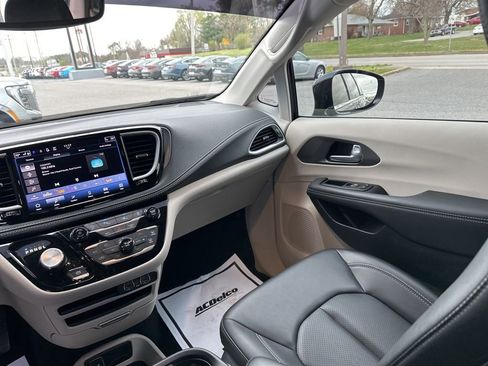 Used 2024 Chrysler Pacifica Touring-L image 13