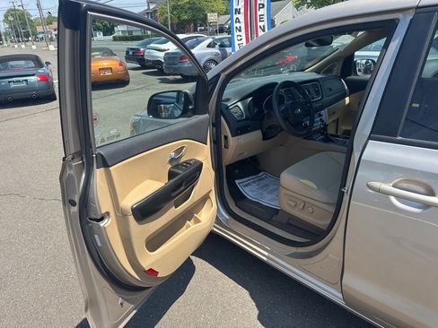 Used 2017 Kia Sedona LX FWD image 27