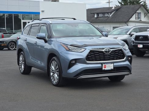 Used 2024 Toyota Highlander Platinum AWD/4WD image 2