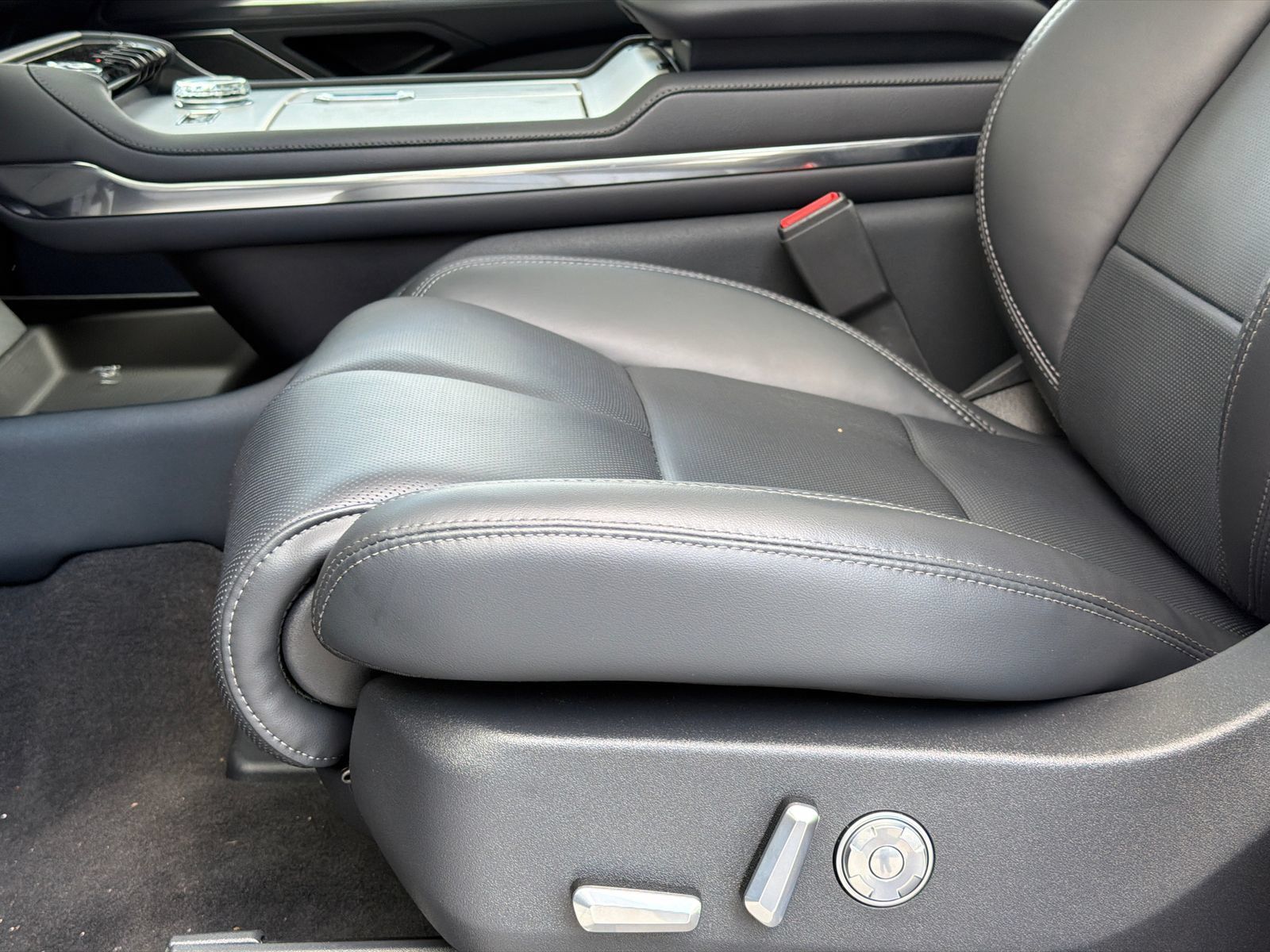 New 2026 Lincoln Navigator Reserve w/ Jet Appearance Package AWD/4WD image 18