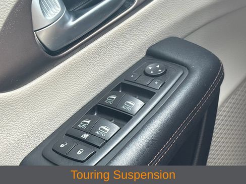 Used 2017 Chrysler Pacifica Touring-L Plus w/ Advanced Safetytec Group FWD image 12