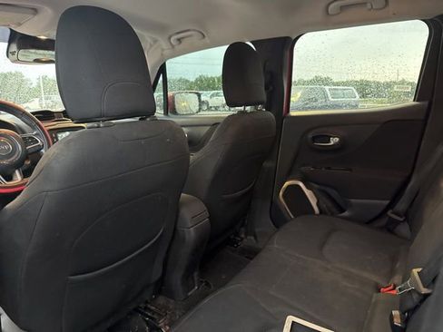 Used 2017 Jeep Renegade Latitude FWD image 10