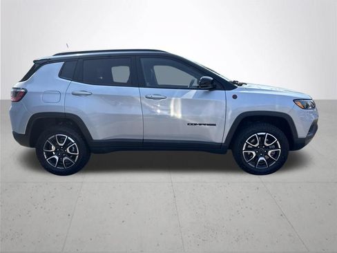 Used 2025 Jeep Compass Trailhawk AWD/4WD image 5