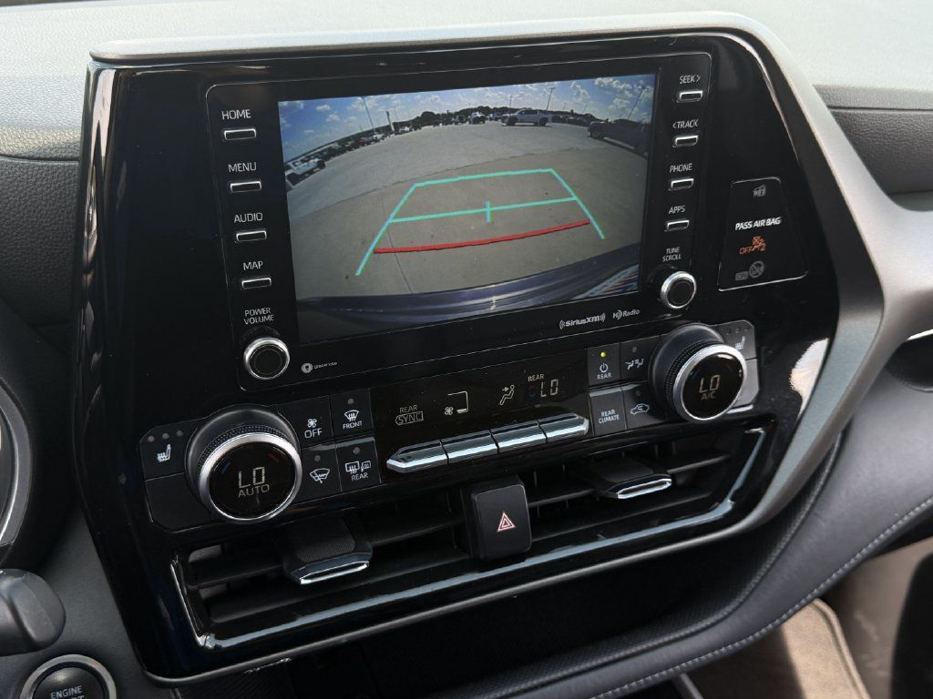 Used 2021 Toyota Highlander XLE FWD image 18