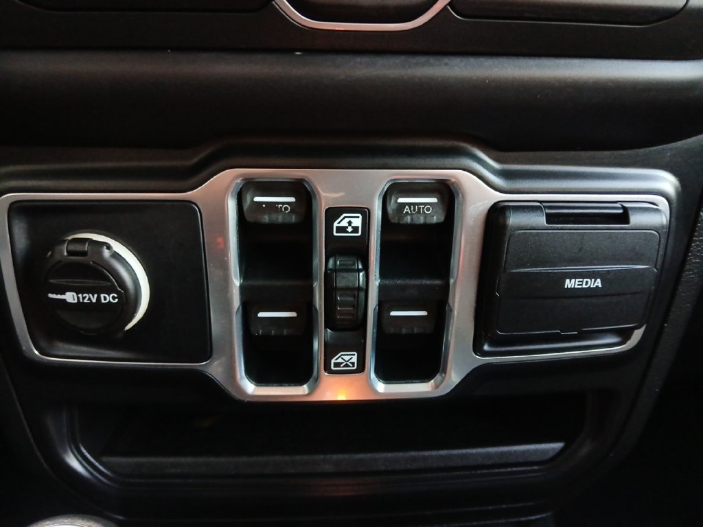 Used 2018 Jeep Wrangler Unlimited Sport S AWD/4WD image 6