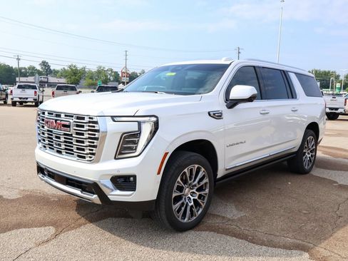 Used 2025 GMC Yukon XL Denali w/ Denali Reserve Package AWD/4WD image 37