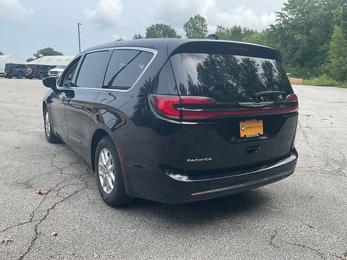 Used 2024 Chrysler Pacifica Touring-L FWD image 7