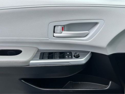 Used 2025 Toyota Sienna LE FWD image 29