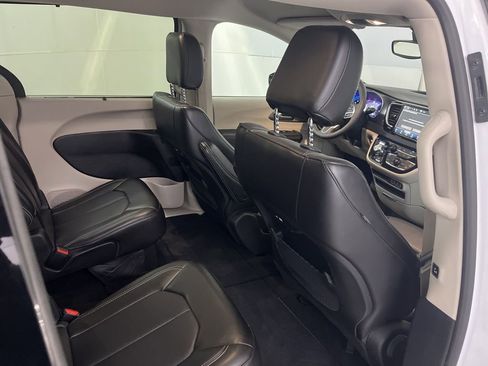 Used 2024 Chrysler Pacifica Touring-L image 25