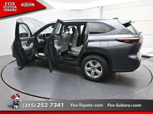 Used 2024 Toyota Highlander LE AWD/4WD image 41