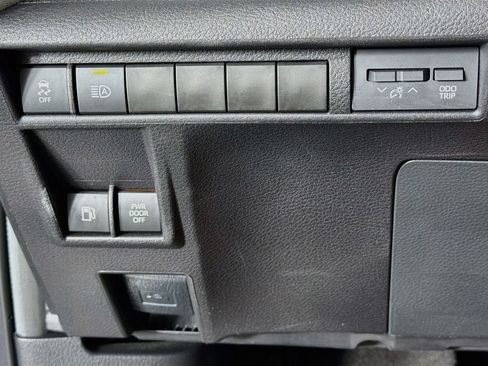 Used 2025 Toyota Sienna XLE FWD image 15