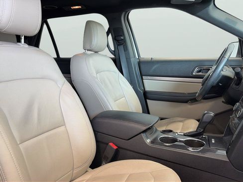 Used 2018 Ford Explorer XLT w/ Equipment Group 202A FWD image 13