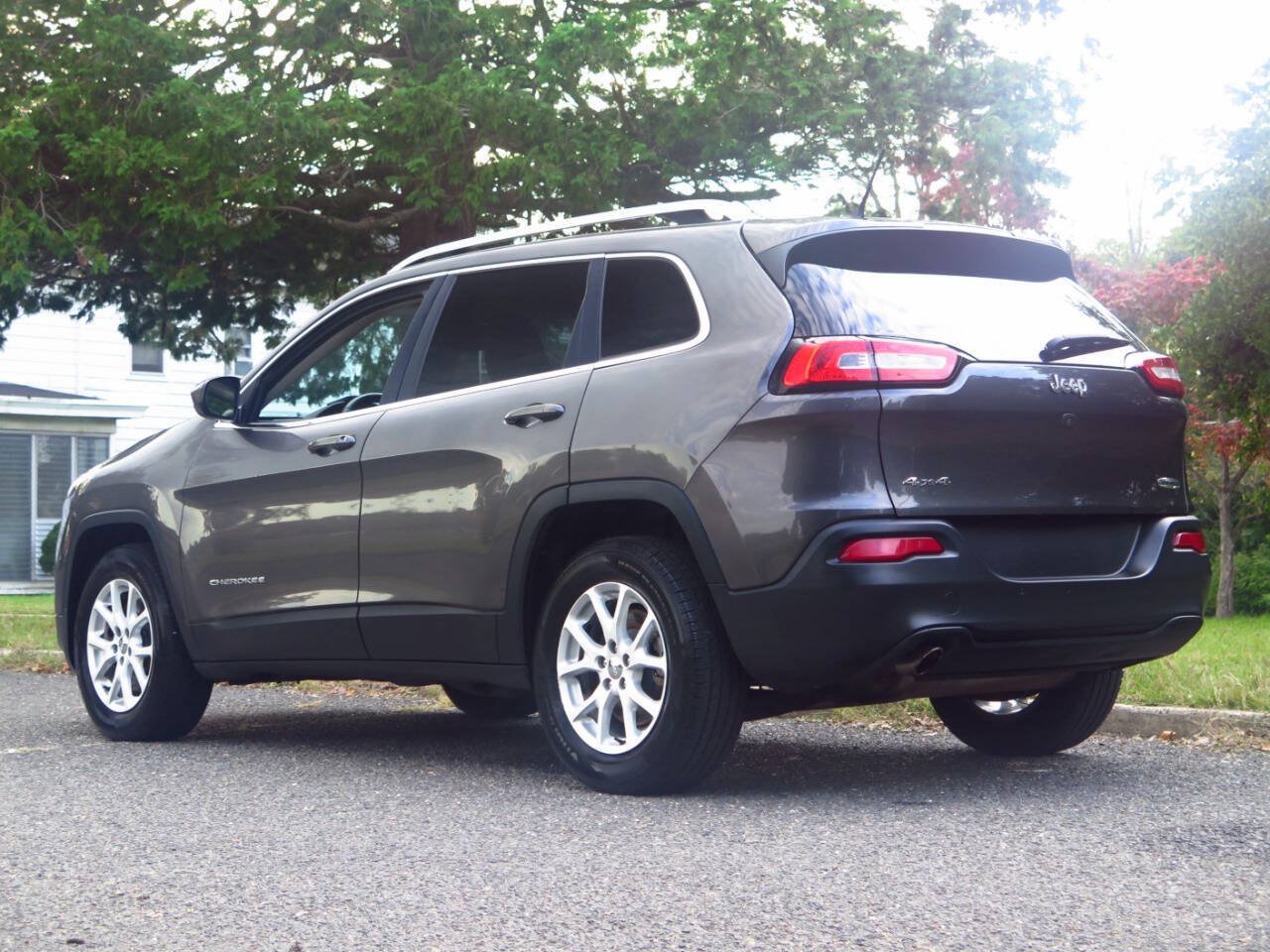 Used 2016 Jeep Cherokee Latitude AWD/4WD image 3