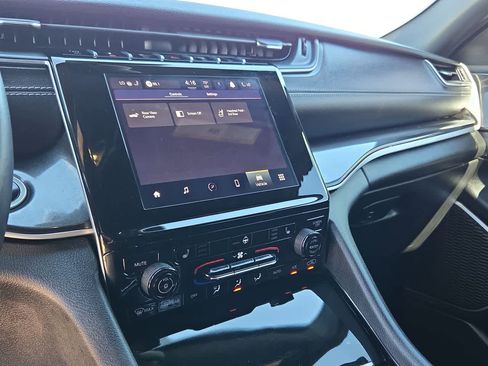 Used 2022 Jeep Grand Cherokee L Laredo image 29