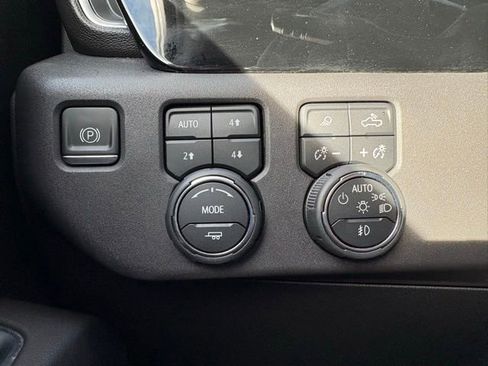Used 2022 Chevrolet Silverado 1500 LTZ w/ LTZ Convenience Package II AWD/4WD image 18