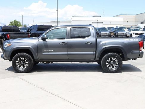 Used 2017 Toyota Tacoma TRD Off-Road AWD/4WD image 3