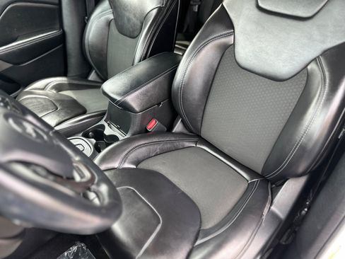 Used 2019 Jeep Cherokee Latitude Plus w/ Comfort/Convenience Group AWD/4WD image 20