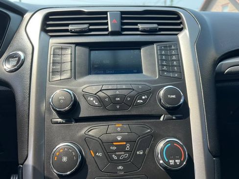 Used 2017 Ford Fusion SE FWD image 25
