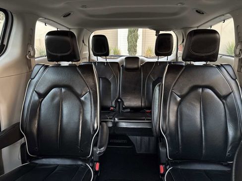 Used 2023 Chrysler Pacifica Limited image 31