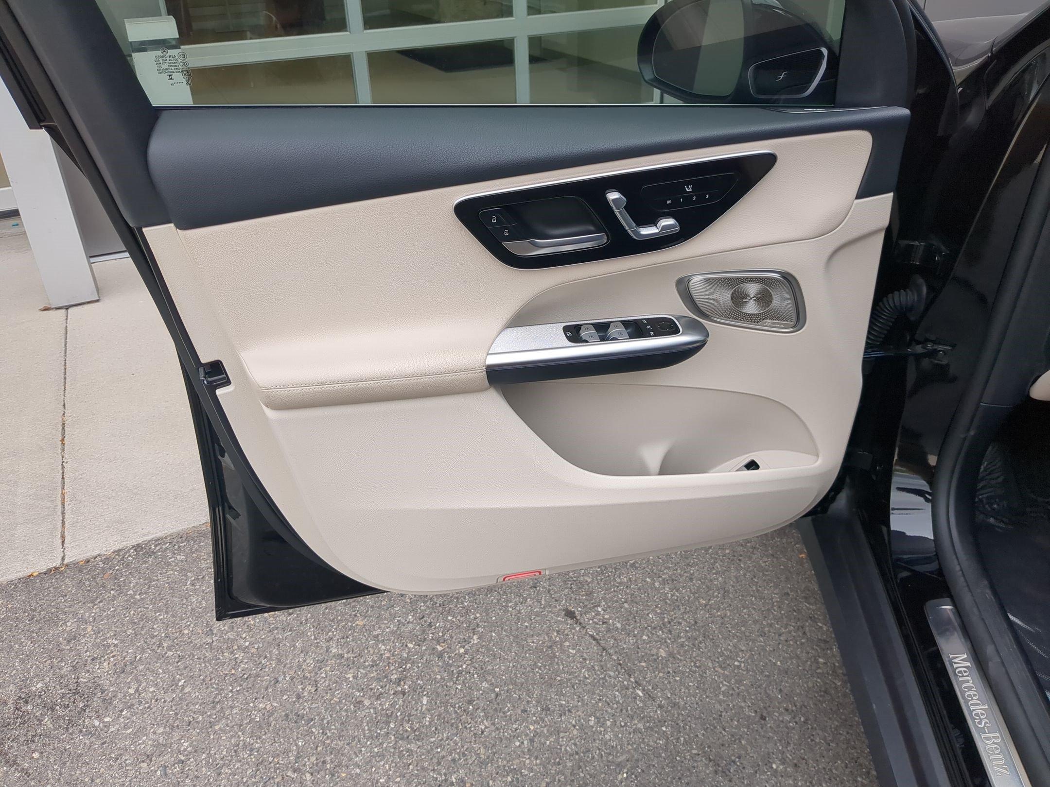 Used 2025 Mercedes-Benz GLC 350e 4MATIC image 12