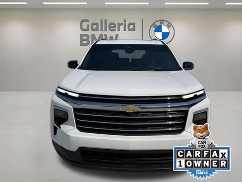 Used 2025 Chevrolet Traverse LT w/ Sun and Wheel Package FWD image 3