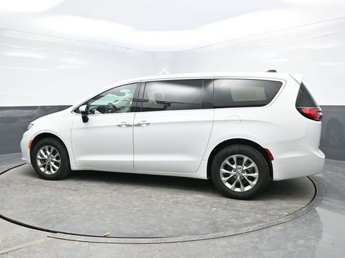 Used 2023 Chrysler Pacifica Touring-L image 4