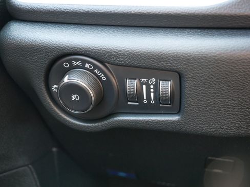 Used 2025 Chrysler Pacifica Limited FWD image 26